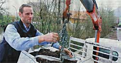 Christoph Meierhans verlädt Komposterde auf einen Lieferwagen