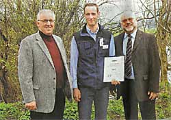Kantonsratspräsident Josef Furrer, Christoph Meierhans und Nationalrat Ruedi Lustenberger bei der Zertifikatsübergabe in Blatten.